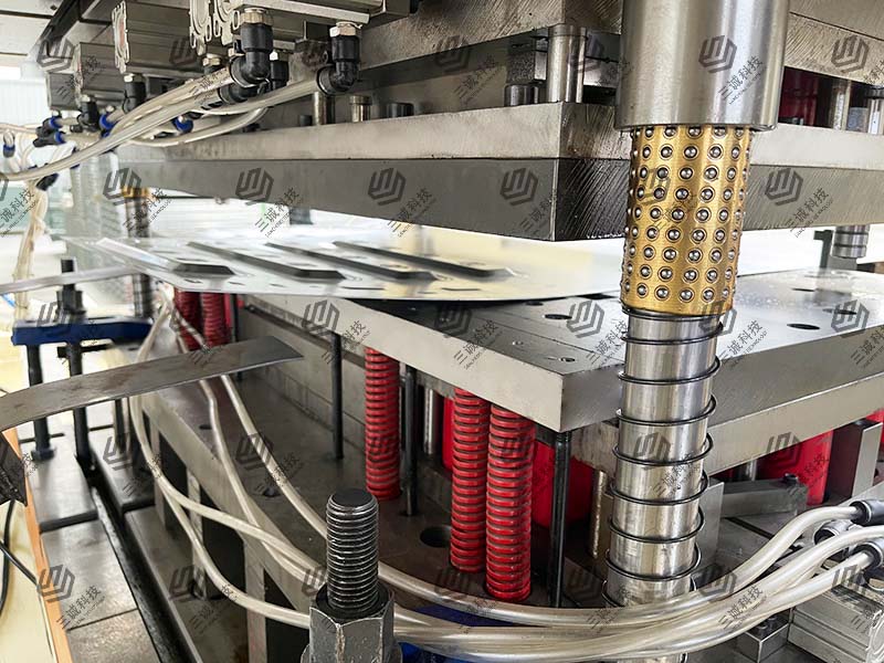 模壓電纜橋架生產線